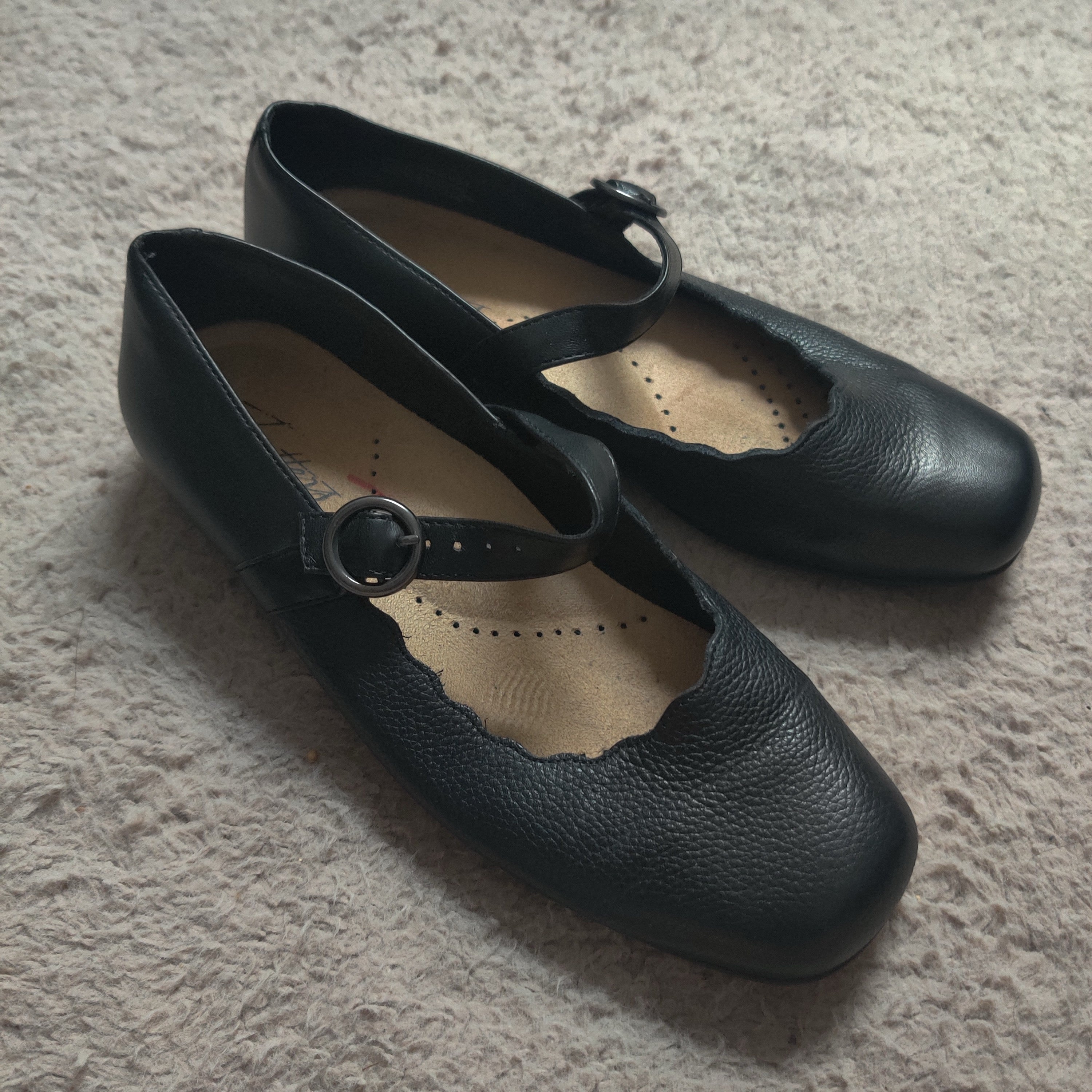 Women's Trotters Sugar Flat Black Mary Jane Size 7 Leather Scalloped Buckle Shoe